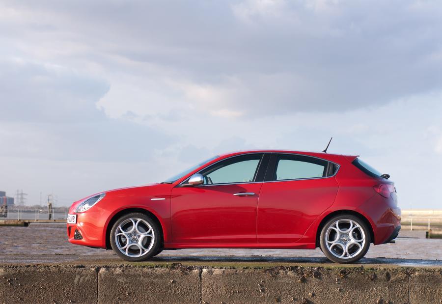  Alfa Romeo Giulietta 2010 года  (UK) (фото 35 из 67)
